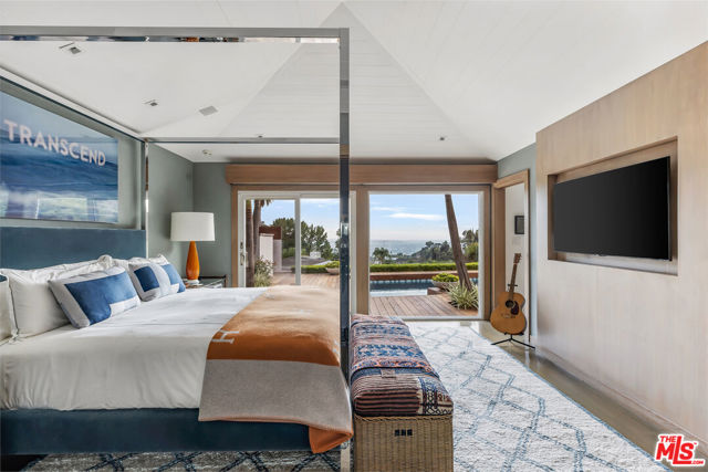 8814 Pinto Place, Los Angeles CA: https://media.crmls.org/mediaz/6a99cbe9-2502-49e5-81c1-9f0eda283e1e.jpg