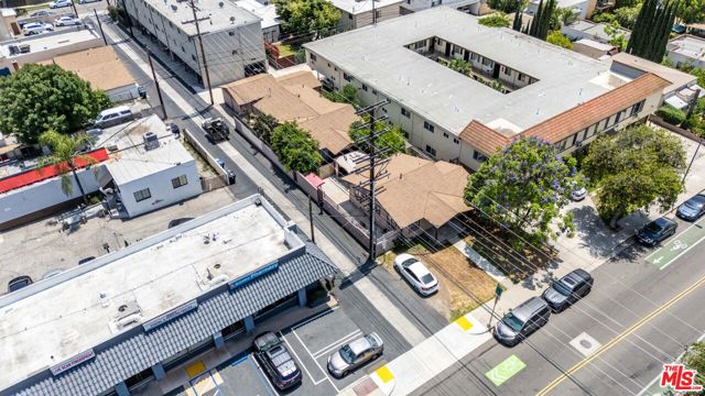 1062 Sonora Avenue, Glendale CA: https://media.crmls.org/mediaz/6a9abc71-7e75-4e60-aca4-3b2879f9efba.jpg