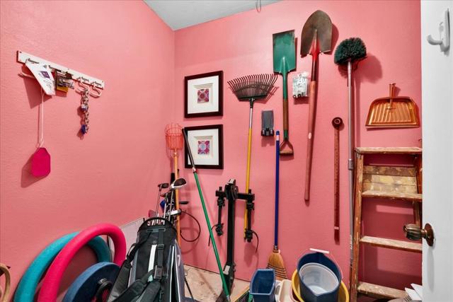 2202 Oakcrest Drive, Palm Springs CA: https://media.crmls.org/mediaz/6a9b54be-1926-4eb0-b024-f3612b6e1148.jpg