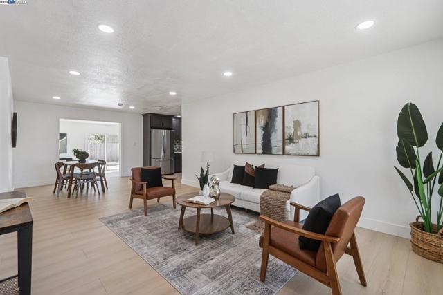 39681 Sundale Dr, Fremont CA: https://media.crmls.org/mediaz/6a9c72d4-d752-4648-98a4-0396995a5634.jpg