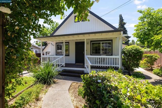 6417 Sunnymere Ave, Oakland CA: https://media.crmls.org/mediaz/6a9dfc37-06bc-4fb9-a3e0-9079b93d76a7.jpg