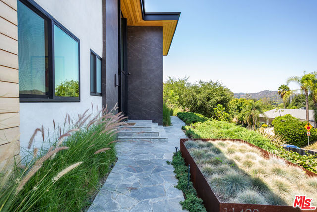 11428 Dona Lola Drive, Studio City CA: https://media.crmls.org/mediaz/6a9e8b57-5e46-465c-9e43-bed1048fd5d0.jpg