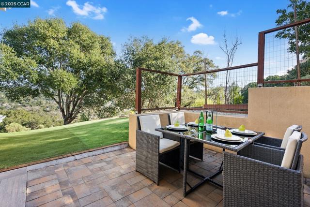 102 Barbara Rd, Orinda CA: https://media.crmls.org/mediaz/6a9ee77a-3caf-4520-99ad-e80831d34b18.jpg