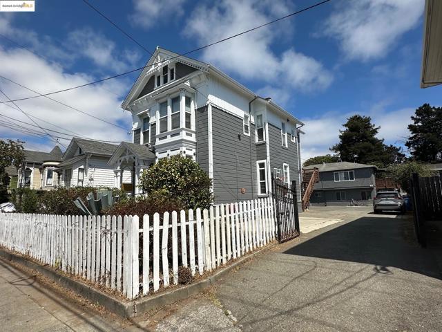 1520 Willow St, Alameda CA: https://media.crmls.org/mediaz/6a9ef83c-2aae-4111-824c-baa6c29e14d2.jpg