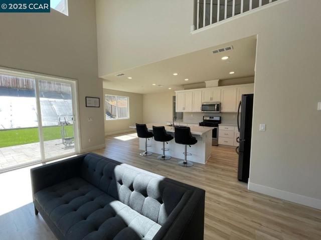 5541 Promontory Way, Antioch CA: https://media.crmls.org/mediaz/6a9f95b6-6fb0-44b5-9a0e-abe2420f90a4.jpg