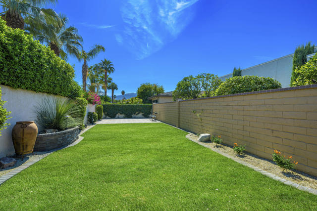 66 Dartmouth Drive, Rancho Mirage CA: https://media.crmls.org/mediaz/6a9ff8b7-de6a-4e5a-ba55-1734e60f976a.jpg