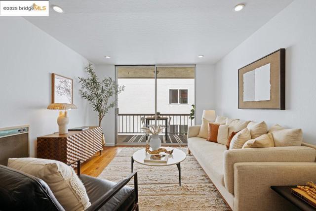 250 Whitmore St, Oakland CA: https://media.crmls.org/mediaz/6aa0cbac-6da4-494b-9e44-02ca68ce790a.jpg