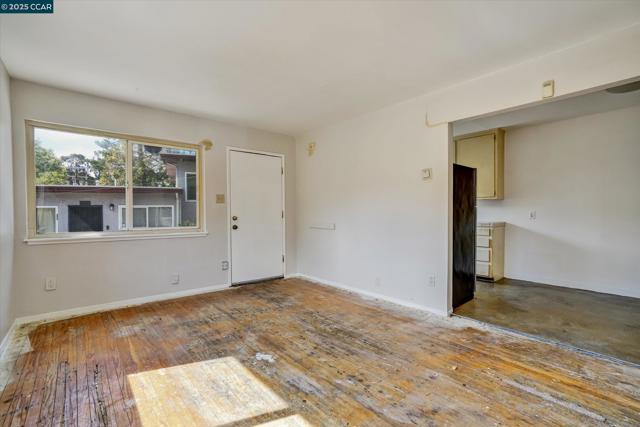 5235 Macarthur Blvd, Oakland CA: https://media.crmls.org/mediaz/6aa10781-9ee8-4b86-aa97-ecf03786f138.jpg