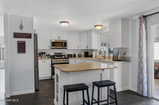 15750 Arroyo Drive, Moorpark CA: https://media.crmls.org/mediaz/6aa11556-62be-4e4e-a977-b4c77d70e544.jpg