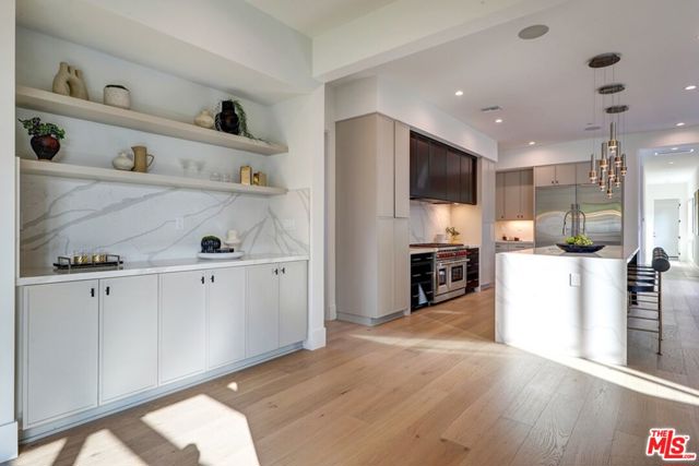1246 Morningside Way, Venice CA: https://media.crmls.org/mediaz/6aa13d67-d3eb-4cca-bcdd-5fe3042b2070.jpg