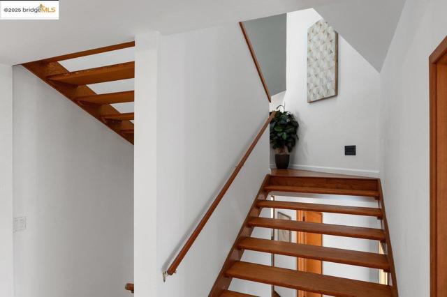 2112 Manzanita Dr, Oakland CA: https://media.crmls.org/mediaz/6aa24e04-5f5d-44f5-ad3a-02b5c557e0df.jpg