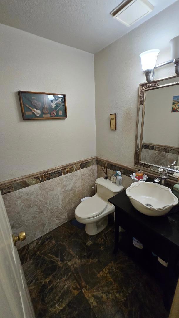 2071 Sunset View Place, San Jose CA: https://media.crmls.org/mediaz/6aa26b8a-7874-4564-a703-dc068c42b79b.jpg