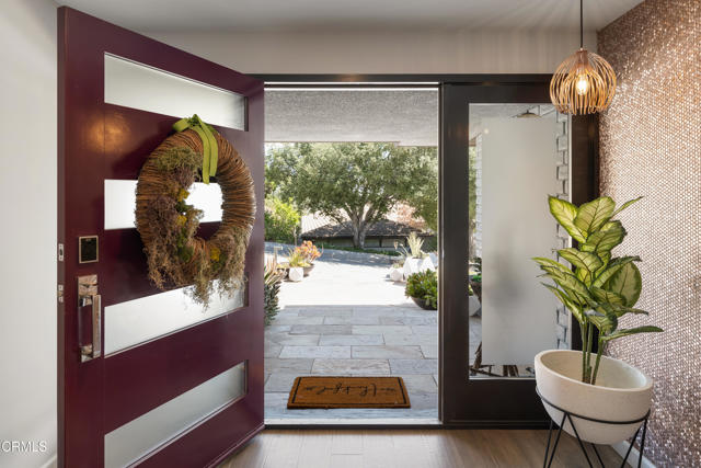 3351 Country Club Drive, Glendale CA: https://media.crmls.org/mediaz/6aa2f3bc-120e-4def-8769-0b357975c348.jpg