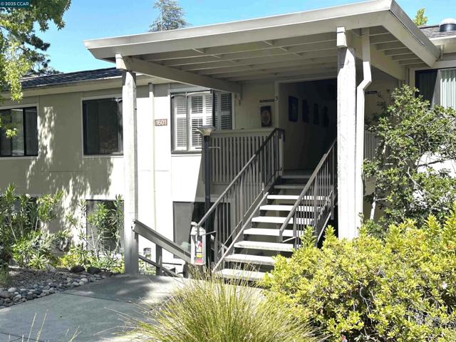 1601 Oakmont Dr, Walnut Creek CA: https://media.crmls.org/mediaz/6aa49105-973e-4a1a-8e10-1b41e87503dd.jpg