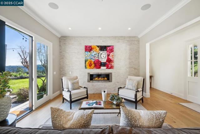 1204 Glen Rd, Lafayette CA: https://media.crmls.org/mediaz/6aa49dde-6c54-4b5b-8e62-13dd4ad0878f.jpg