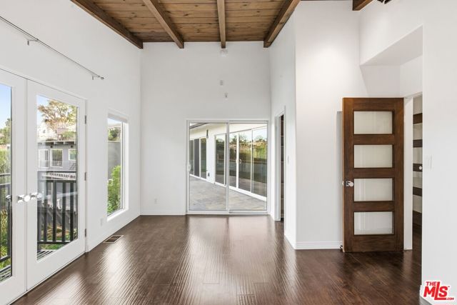 3476 Troy Drive, Los Angeles CA: https://media.crmls.org/mediaz/6aa49ee9-42d6-4a6b-b953-d903d4808a09.jpg