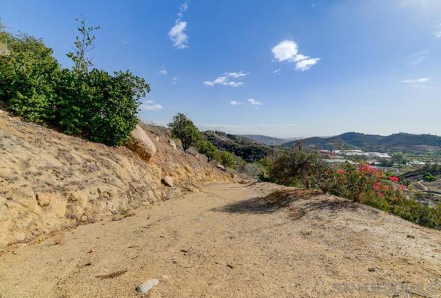 496 Camino Calafia, San Marcos CA: https://media.crmls.org/mediaz/6aa4b28d-14ed-4d0e-a738-b230cc0009c6.jpg