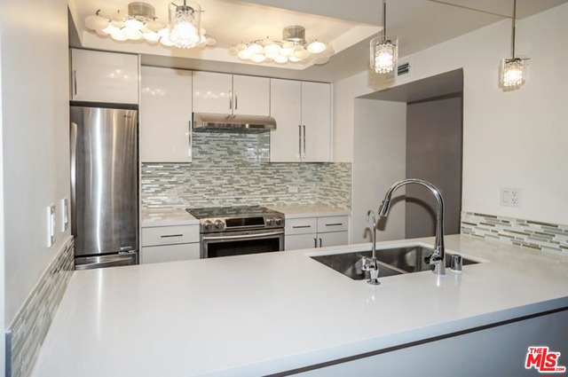 600 W 9Th Street, Los Angeles CA: https://media.crmls.org/mediaz/6aa54504-798d-4955-8145-3591cb70b161.jpg