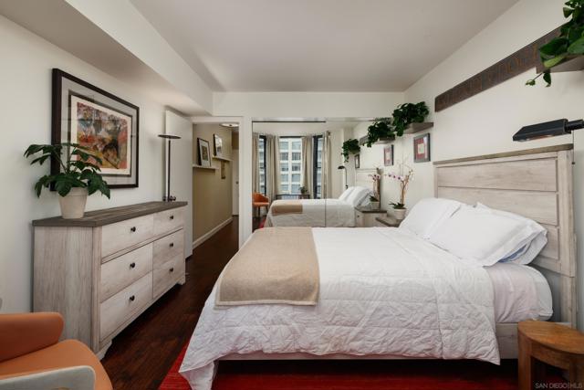 500 W Harbor Dr, San Diego CA: https://media.crmls.org/mediaz/6aa585a9-2f9a-40eb-9d3f-d384e9fa8e94.jpg