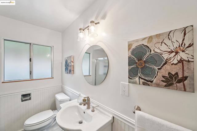 679 Mandana Blvd, Oakland CA: https://media.crmls.org/mediaz/6aa58dd7-fa2f-4415-8ebf-5e5e9ae6a230.jpg