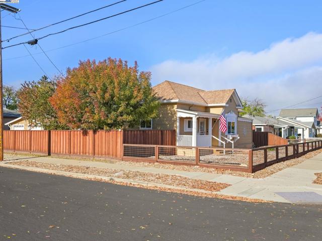589 S M St, Livermore CA: https://media.crmls.org/mediaz/6aa62f76-482c-4f73-8896-3ca0f2ab1115.jpg