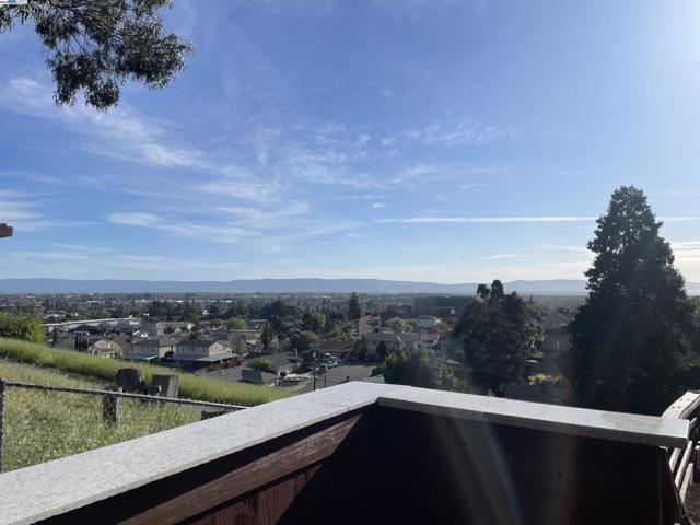 19975 JOHN DR, Castro Valley CA: https://media.crmls.org/mediaz/6aa6387f-9da2-4cec-921a-a46f7b725def.jpg