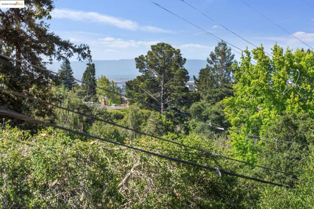 4221 Whittle Ave, Oakland CA: https://media.crmls.org/mediaz/6aa7491c-4954-4382-b59b-21f8f805173e.jpg