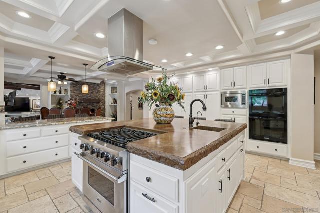 13371 Summit Cir, Poway CA: https://media.crmls.org/mediaz/6aa9c074-f9a9-47cc-a038-9c2818669b2b.jpg