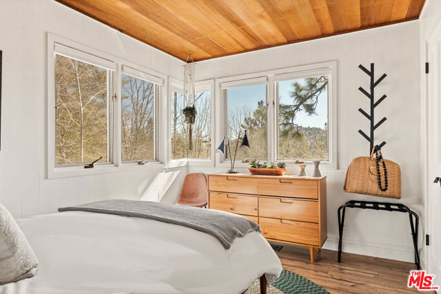 28277 Arbon Lane, Lake Arrowhead CA: https://media.crmls.org/mediaz/6aaa1f03-7e32-4c08-8eda-fb19e16e3092.jpg