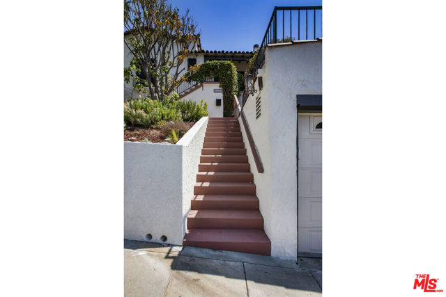 6105 Mount Angelus Drive, Los Angeles CA: https://media.crmls.org/mediaz/6aaaaf3a-b9b1-44af-b487-c9a6cd46c396.jpg