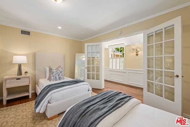 1376 San Ysidro Drive, Beverly Hills CA: https://media.crmls.org/mediaz/6aaac2eb-dd56-42ef-8ed6-f0a65b3943ce.jpg