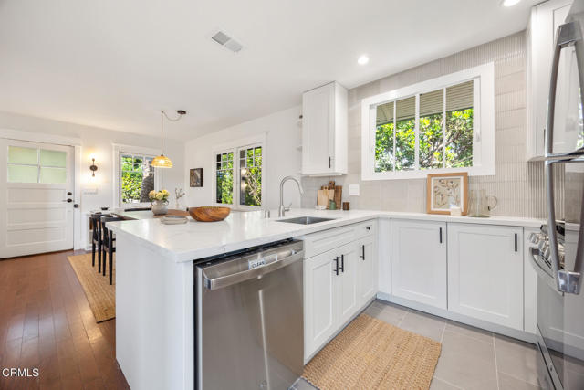 2116 Apex Avenue, Los Angeles CA: https://media.crmls.org/mediaz/6aac1102-a594-4bcf-9e7a-aa959e43511f.jpg