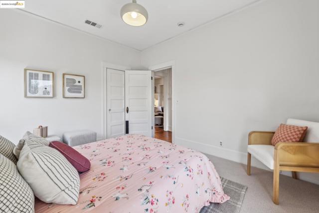 2705 Mathews St, Berkeley CA: https://media.crmls.org/mediaz/6aac556c-b711-40a0-a907-0155864d6cc5.jpg