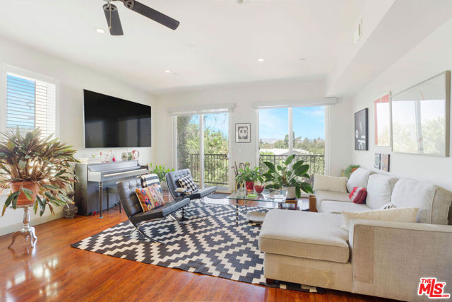 10930 National Boulevard, Los Angeles CA: https://media.crmls.org/mediaz/6aacb531-c3cf-4d21-8c51-e003678b8f65.jpg