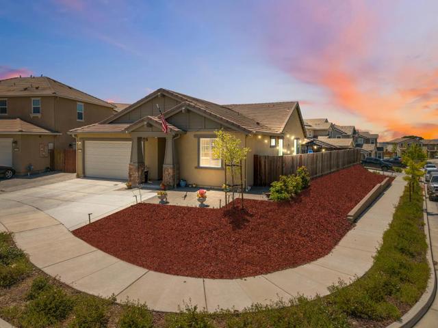 410 Thistle Court, Hollister CA: https://media.crmls.org/mediaz/6aad2f88-c2f0-48d2-bff8-f95bf2c027a1.jpg