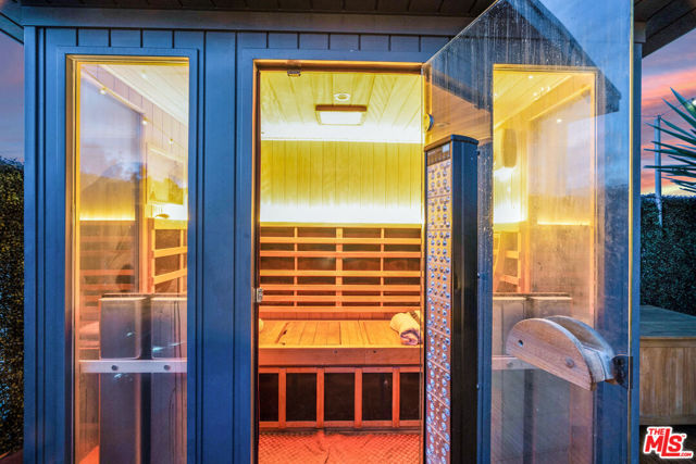 2515 Lincoln Boulevard, Venice CA: https://media.crmls.org/mediaz/6aadb263-032d-48cb-b1e6-15ee87d6f834.jpg