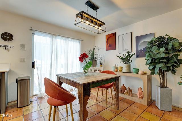 1998 Barnett Way, Los Angeles CA: https://media.crmls.org/mediaz/6aadeaa4-6dd5-42ad-8521-732e60099e04.jpg
