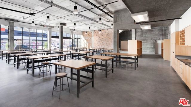 695 S Santa Fe Avenue, Los Angeles CA: https://media.crmls.org/mediaz/6aae4ea4-bd11-40ae-854f-cb5297f41248.jpg