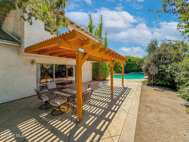 136 Erten Street, Thousand Oaks CA: https://media.crmls.org/mediaz/6aae60cb-c721-40c0-93da-2b9706345aeb.jpg
