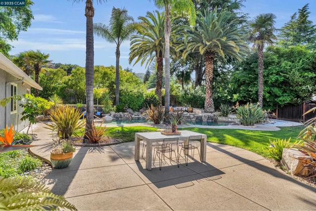 967 Ocho Rios Dr, Danville CA: https://media.crmls.org/mediaz/6aae77bf-51e7-48f7-83f6-8afc965ce54a.jpg