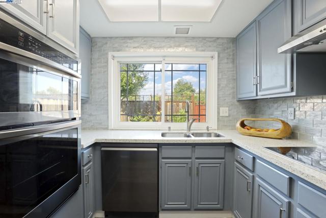 10034 Foxboro Cir, San Ramon CA: https://media.crmls.org/mediaz/6aae9041-872c-4b4a-8604-bde05c93461d.jpg