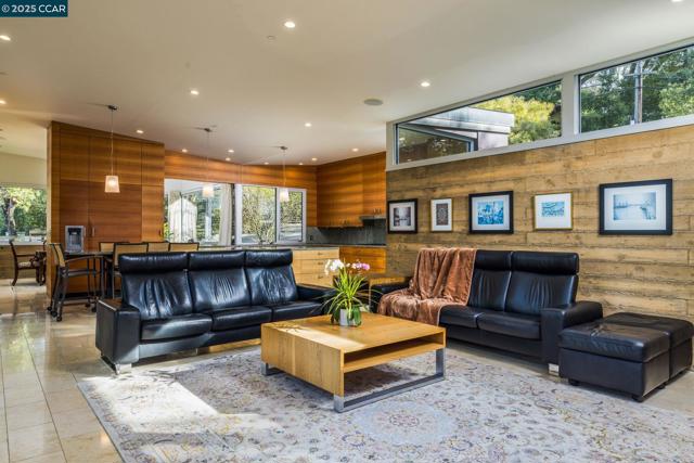 2 Crane Ct, Orinda CA: https://media.crmls.org/mediaz/6aaf28f9-15d1-4d61-8038-74130331be3e.jpg