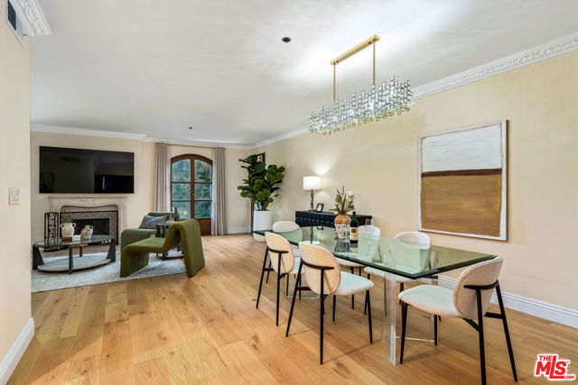 9249 Burton Way, Beverly Hills CA: https://media.crmls.org/mediaz/6aaf2fa2-92f2-46bd-8414-c76f5313d571.jpg