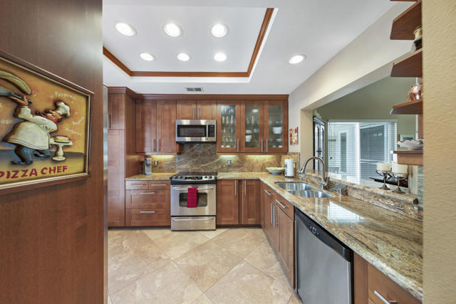 182 Desert Falls Circle, Palm Desert CA: https://media.crmls.org/mediaz/6aaf96e9-ec34-4052-b83f-bd46123f686e.jpg