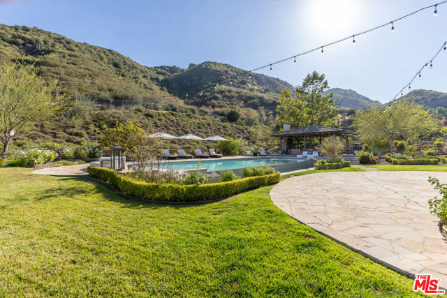 2052 Shadow Creek Drive, Agoura Hills CA: https://media.crmls.org/mediaz/6aaf97cb-e155-484d-b524-b7205d9ff078.jpg