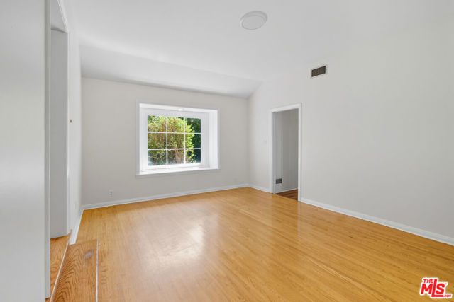 4909 Morse Avenue, Sherman Oaks CA: https://media.crmls.org/mediaz/6aafaa57-7a18-44b5-832d-2e6169548b6e.jpg