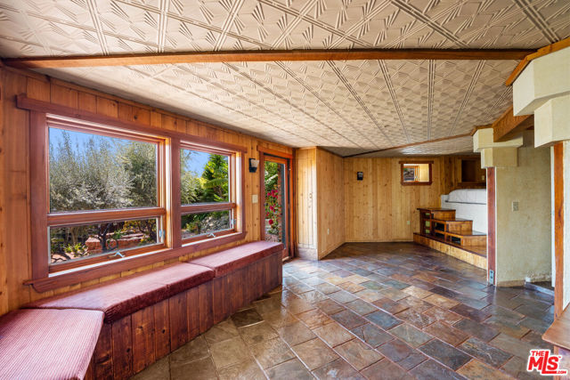 440 Mariposa Drive, Ventura CA: https://media.crmls.org/mediaz/6ab09971-9d5c-44cf-a0b9-2b6fee7b63f5.jpg