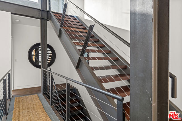25 Brooks Avenue, Venice CA: https://media.crmls.org/mediaz/6ab1079e-dd58-4e41-b5c7-99022a63e70f.jpg