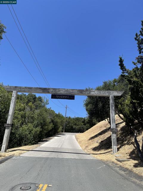233 Melody Ln, Orinda CA: https://media.crmls.org/mediaz/6ab14127-1b8b-4c0a-8dcb-a8a5c4383144.jpg
