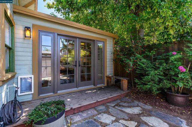 3018 Courtland Ave, Oakland CA: https://media.crmls.org/mediaz/6ab26e15-afbf-433e-aa55-53610b59e0d6.jpg